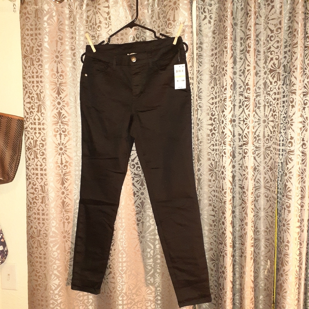 Style&Co size 4 Nwt. BLACK JEANS.